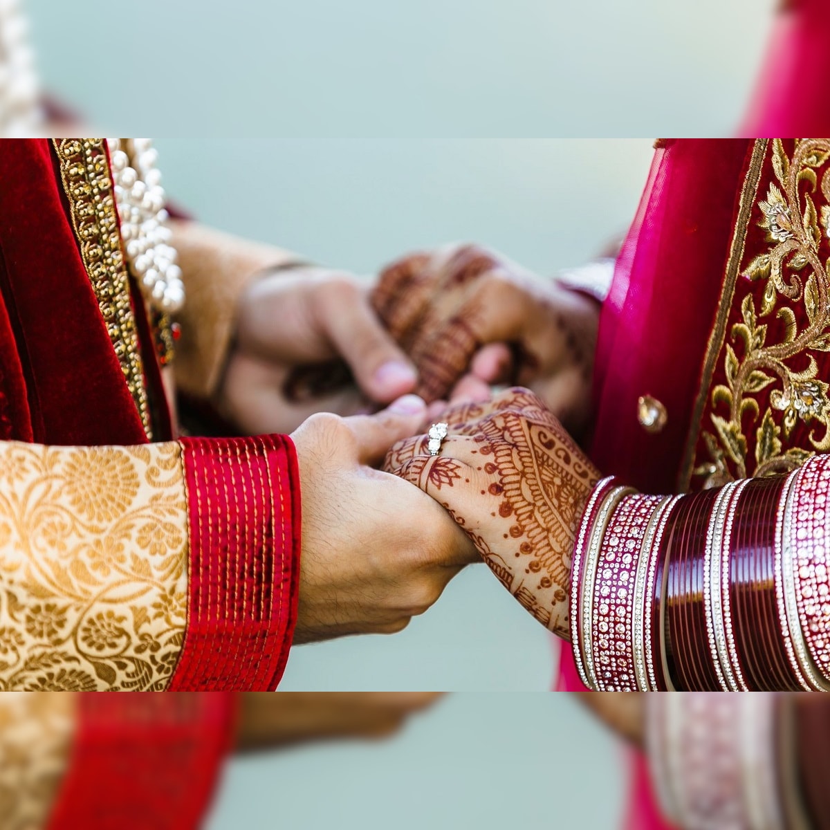 OMG News: एटा में दुल्हन एक और बारात पहुंच गई दो, लड़की ने एक को पहनाई  वरमाला, दूसरे के साथ हुई विदाone goom and two bride unique marriage  function in etah upns –