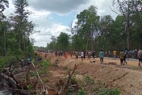 सिलगेर में ग्रामीण कैम्प खुलने का विरोध कर रहे हैं.