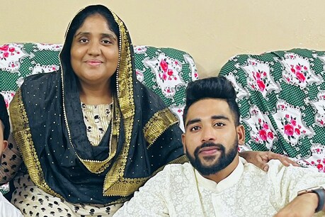 तेज गेंदबाज सिराज ने अपनी मां और भाई के साथ एक फोटो सोशल मीडिया पर शेयर की है।