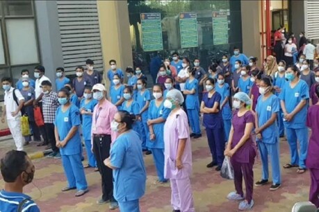 एम्स के हेल्थकेयर वर्कर्स ने परिजनों के लिए वैक्सीन की मांग की है. (सांकेतिक तस्वीर)