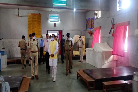 कोविड केयर सेंटर का दौरा करने पहुंचे गृहमंत्री नरोत्तम मिश्रा.