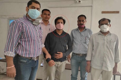 बिल की राशि को दिलाने के एवज में चेयरमैन ने 50 फीसदी रिश्वत की मांग की थी.