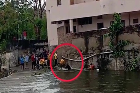 2 घंटे तक की कड़ी मशक्कत के बाद घोड़े को बाहर निकाला जा सका.