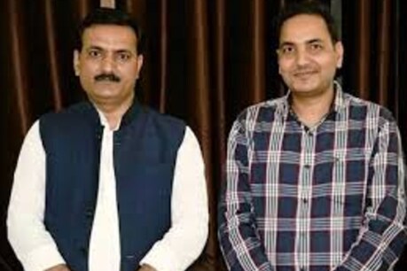 उत्तर प्रदेश के बेसिक शिक्षा मंत्री सतीश द्विवेदी अपने भाई अरुण द्विवेदी के साथ।