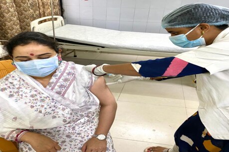 अर्पणा यादव ने लगवाया कोरोना वैक्सीन.