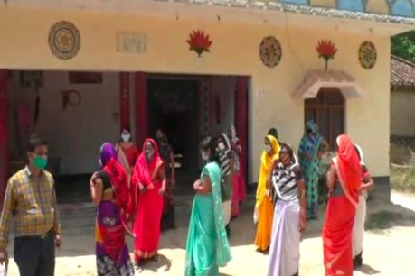 गांवों में वैक्सिनेशन के लिए लोगों को प्रेरित किया जा रहा है.