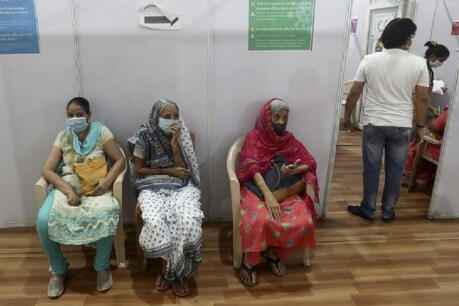 मुंबई में कोरोना वैक्सीन की चल रही है कमी. (Pic- AP)