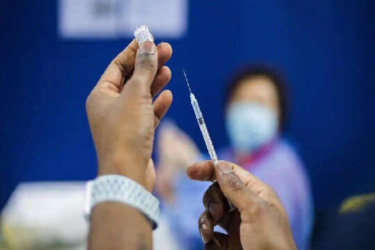 भारत में 1 मई से 18 से 44 आयु वर्ग के लोगों का वैक्सीनेशन शुरू हो गया है. 