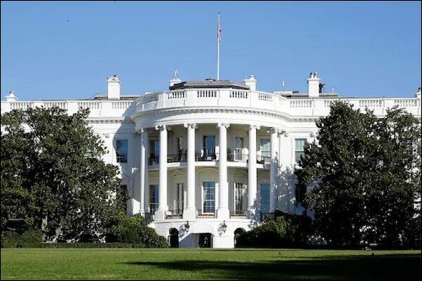 अमेरिका:  व्हाइट हाउस में बिना मास्क के दिखे लोग, गले मिलने का दौर शुरू