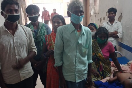 बिहार के बाढ़ जिले में एक वहशी पिता ने अपनी पत्नी और दो बच्चों को जिंदा जलाकर फरार हो गया.