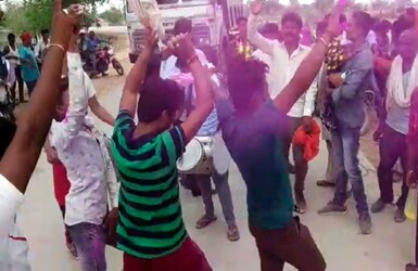  गांव की महिलाओं ने उनका तिलक किया. आरती उतारी और ग्रामीणों ने उन्हें माला पहनाकर उनका पुरजोर स्वागत किया. युवा बैंड बाजे की धुन पर दमकर थिरके.