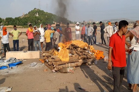 गया. सड़क हादसे का शिकार हुए पती-पत्नी को एक ही चिता पर जलाया गया, बच्चे को दफनाया गया.