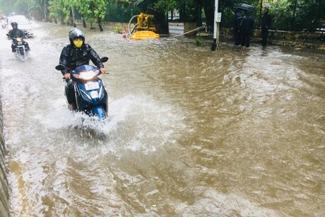भारत मौसम विज्ञान विभाग के मुताबिक मानसून मुंबई पहुंच चुका है.