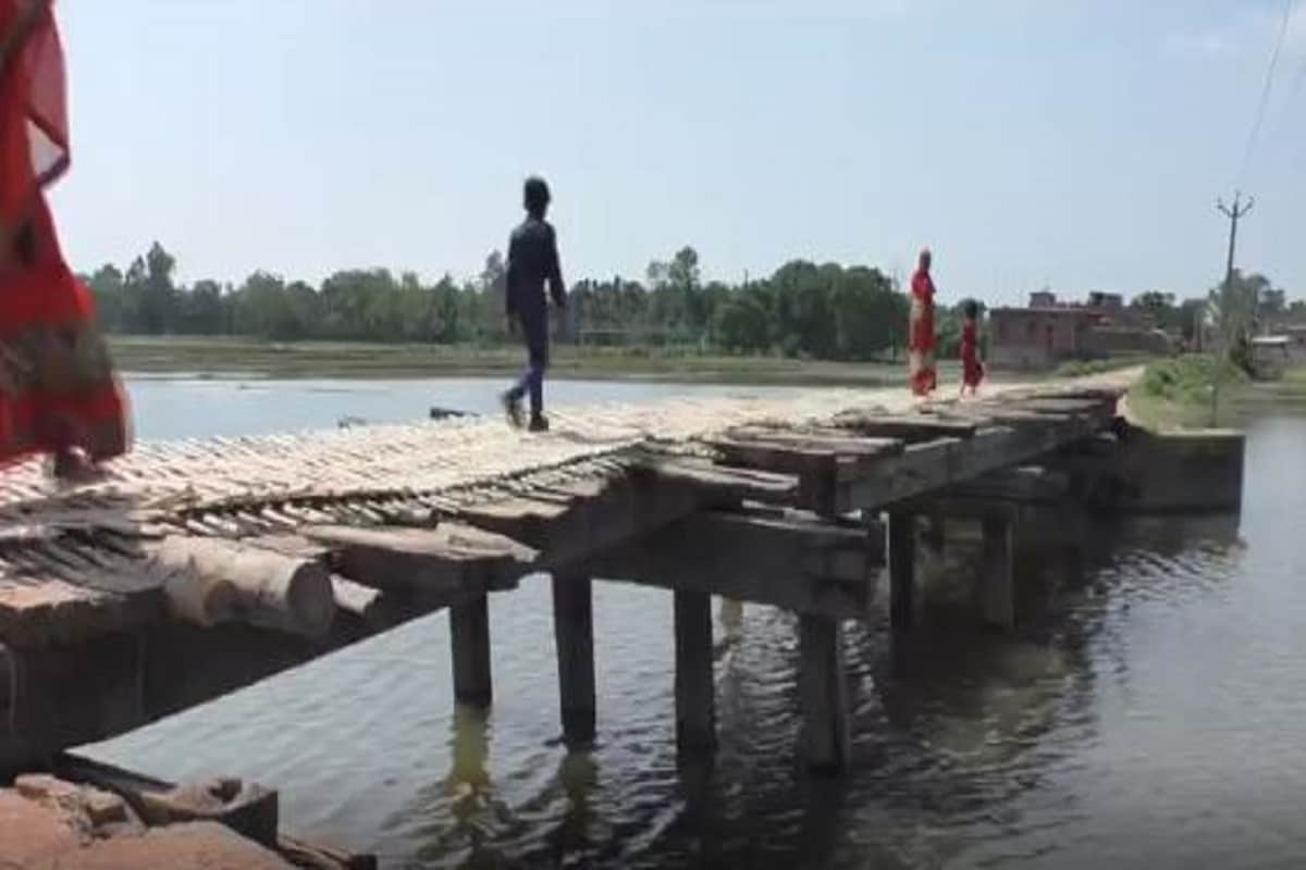 बाकी मौसम में तो नदियों में पानी नहीं रहने से पुल के नीचे से भी किसी तरह ग्रामीणों की आवाजाही हो जाती है, लेकिन बरसात के मौसम में अंग्रेजों के जमाने का ये जर्जर पुल ही ग्रामीणों का एकमात्र सहारा है.
