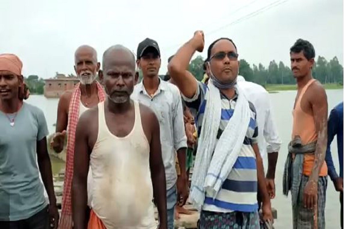 इस गांव का नाम है अकरहाराघाट. इस गांव के उत्तरी छोड़ पर नेपाल है. पूरब, पश्चिम और दक्षिण की ओर से ये गांव नेपाल से आने वाली अधवारा समूह की नदियों और कुछ बरसाती नदियों से घिरा है. दक्षिण की ओर से गांव तक पहुंचने के लिए एकमात्र सड़क है.