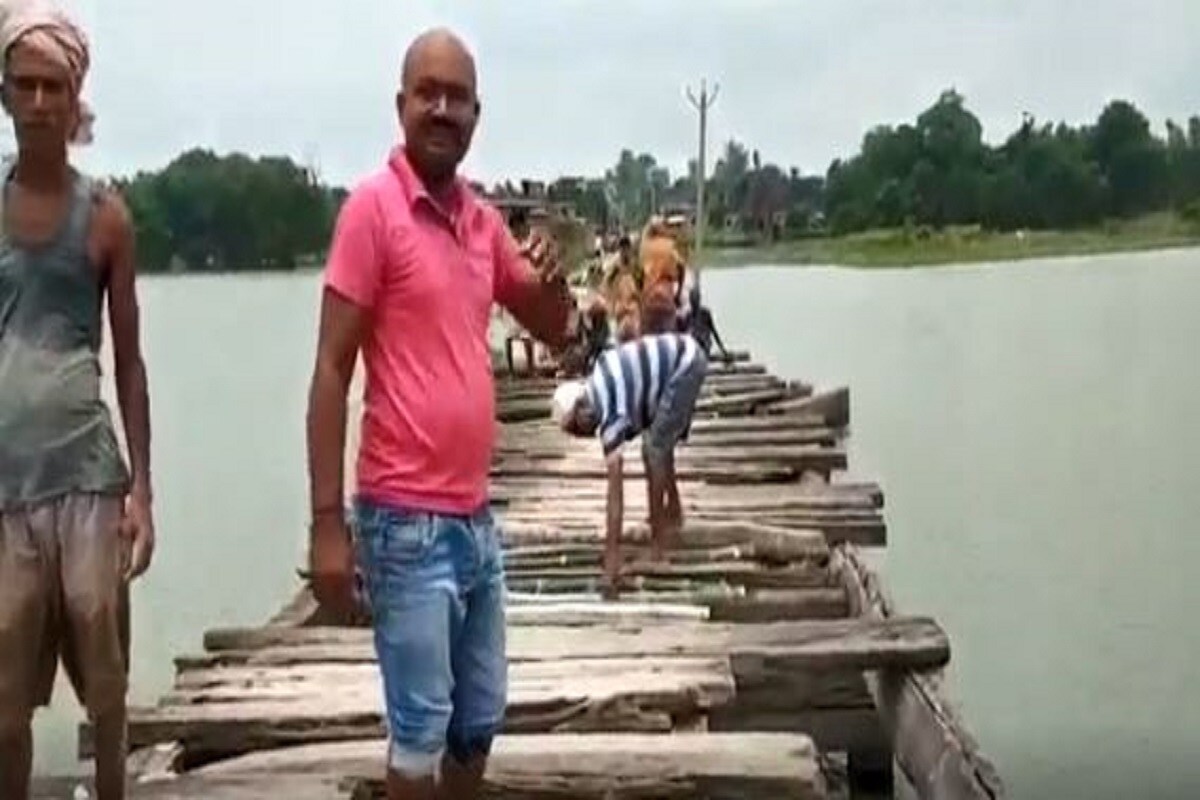 स्थानीय लोगों का कहना है कि बरसात के मौसम में जरूरी सामान के लिए भी गांव से बाहर निकलना मुश्किल हो जाता है. वहीं, किसी की तबीयत बिगड़ने पर भगवान ही मालिक है.