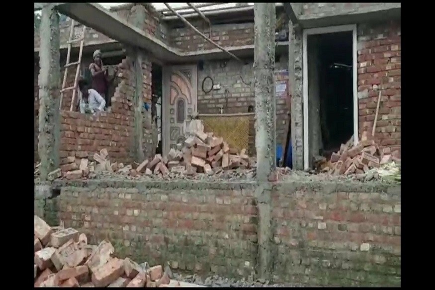 गौरतलब है कि बायसी अनुमंडल की आबादी करीब आठ लाख है. इस इलाके की 5 मुख्य नदियां हर साल कटाव की भीषण पीड़ा देती हैं. लोग नदियों के रौद्र रूप के खौफ से परेशान हैं. लिहाजा इस बार नदियों का कटाव शुरू होने से पहले ही नदी किनारे बसे लोग अपने ही बनाए आशियाने को तोड़कर सुरक्षित स्थलों की तलाश में जाने लगे हैं. ऐसे में जरूरत हैं सरकार और प्रशासन द्वारा इस इलाके में कटाव निरोधक कार्य किया जाए ताकि लोग नदियों के कटाव से बच सके.