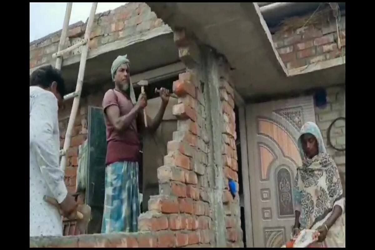 बता दें कि पिछले साल भी बायसी अनुमंडल के तालवाडी, नागरा टोला, सीमलवाडी गांव में करीब 300 मकान और सरकारी स्कूल समेत कई भवन कटकर नदी में विलीन हो गए थे. इस बार फिर नदियों में कटाव के डर से अब लोग अपने ही बनाए पक्के घरो को तोड रहे हैं. नगरा टोला , सीमलवाडी में किस तरह लोग अपने बनाए बड़े-बड़े आशियाने को छेनी हथौड़े से तोड़ रहे हैं.