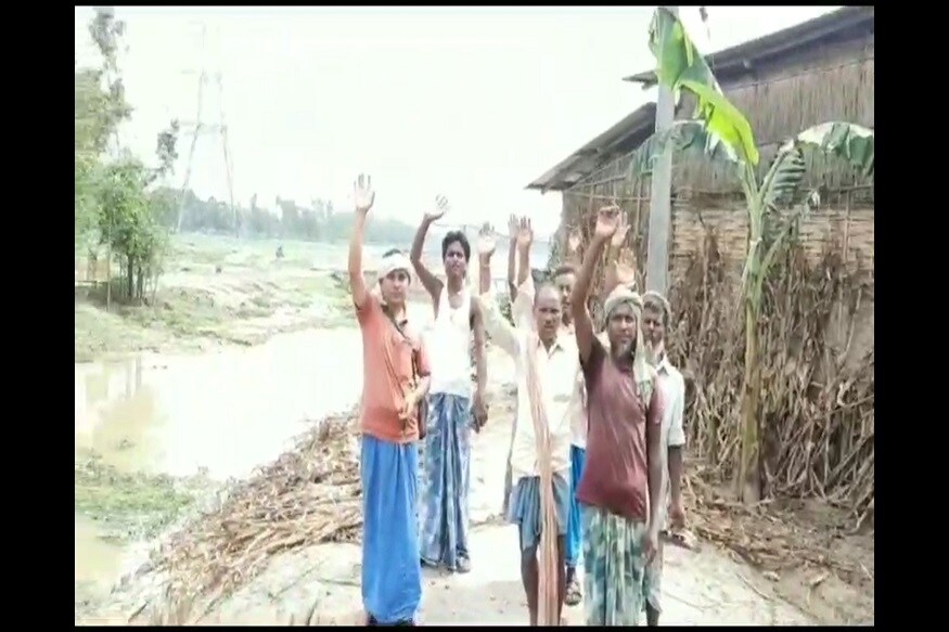 वहीं, अमौर के एआईएमआईएम पार्टी के विधायक अख्तरुल इमान ने कहा कि तालवाड़ी, नगरा टोला, सीमलबाड़ी समेत दर्जनों गांव में कई वर्षों से भीषण कटाव हो रहा है. पिछले साल भी कनकई नदी के कटाव के कारण नगरा टोला प्राथमिक विद्यालय कटकर नदी में विलीन हो गया था. इसके अलावा सिर्फ इस इलाके में करीब 300 मकान और कच्चे-पक्के घर भी नदी में समा गए हैं. कई लोगों को अभी तक मुआवजा भी नहीं मिला है. उन्होंने अपने स्तर से भी इस मामले में जिला प्रशासन और सरकार को पत्र लिखकर अधिकारियों को बुलाकर कटाव निरोधक कार्य करवाया है.