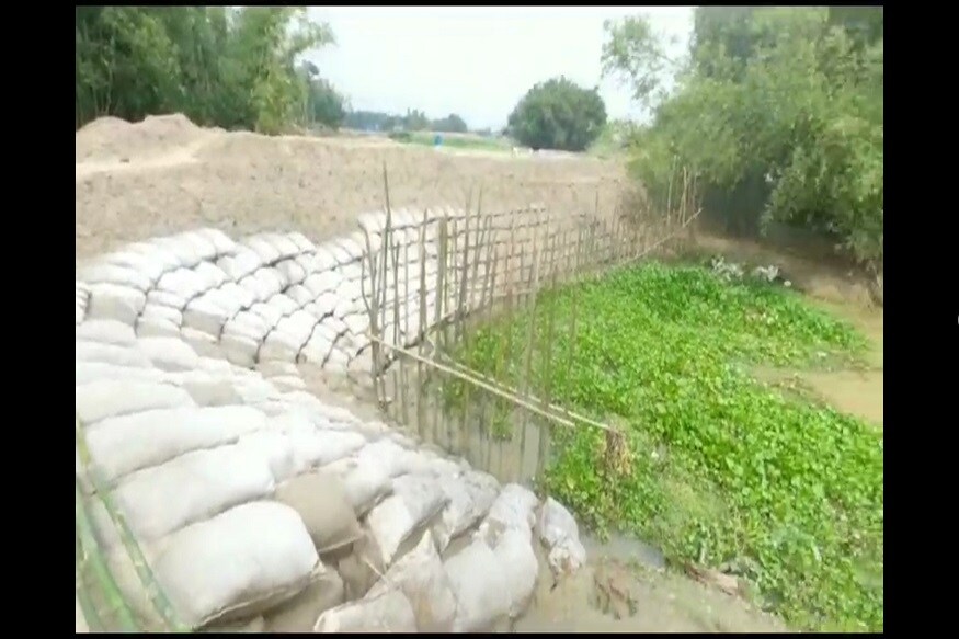 कनकई नदी ने पिछले साल भी रौद्र रूप अपनाया था. इसके बावजूद कुछ इलाके में तो कटाव निरोधक काम किया गया. लेकिन कई जगह कटाव निरोधक काम नहीं होने से नाराज ग्रामीणों ने आपस में चंदा कर खुद कटाव निरोधक काम शुरू कर दिया है. लोगों का कहना है कि ना तो यहां के जनप्रतिनिधि और ना ही सरकारी अधिकारी उन लोगों की कुछ सुनते हैं. ऐसे में अब वे ग्रामीण लोग खुद चंदा कर कटाव निरोधक काम कर रहे हैं ताकि जो भी बचा हुआ घर है उसे बचाया जा सके.