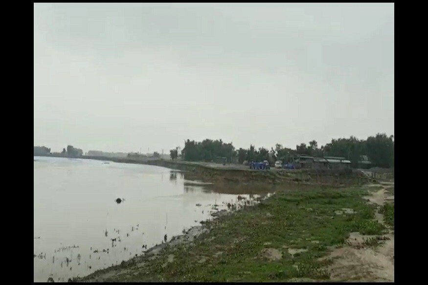 नदी के कटाव के डर से अपने आशियाने को तोड़ रहे नगरा टोला के निवासी शमीम अख्तर, फईम अख्तर, शाहबाज आलम का कहना है कि पिछले साल भी इस इलाके में कनकई नदी के रौद्र रूप के कारण 300 घर, पक्के मकान और स्कूल कटकर नदी में समा गए थे. इसके बावजूद जिस तरह कटाव निरोधक काम होना चाहिए वह नहीं हो पाया. लिहाजा अपने ही बनाए मकान को तोड़कर सुरक्षित जगह पर जाने को विवश हैं.
