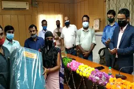 बिहार के शिवहर जिले में कोरोना वैक्सीन लेने वाले को इनाम देते डीएम