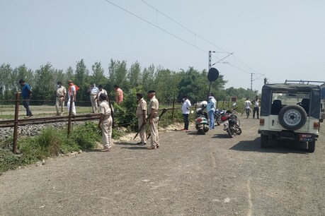 बिहार के बेतिया में तीन महिलाओं की मौत के बाद मामले की जांच के लिए पहुंची पुलिस