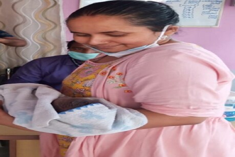 लावारिस बच्चे को अपनी गोद में ली हुई लेडी डीएसपी प्रिया ज्योति