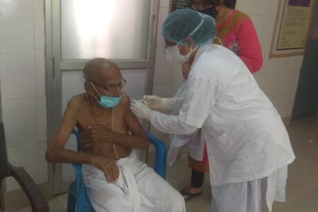 शिवानंद खुद ही केंद्र पर पहुंचे और कोरोना की वैक्सीन ली.