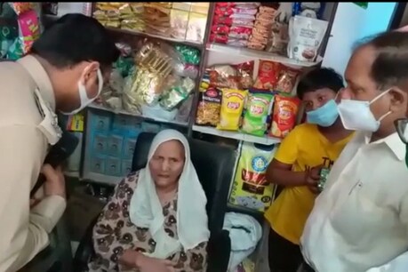 अम्मा को वैक्सीनेशन के लिए समझाते दोनों अधिकारी.