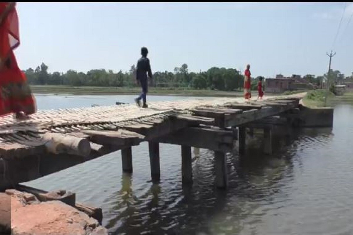 हर बार चुनाव के दौरान यहां के लोगों को पक्का पुल बनवाने का भरोसा दिया जाता है, लेकिन आजादी के 74 साल बीत जाने के बाद भी अकरहाराघाट गांव की तस्वीर जस की तस बनी हुई है.