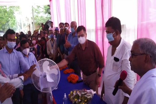 बिहार के कटिहार में कोरोना वैक्सीन लेने वालों को इनाम देते अधिकारी बिहार के कटिहार में कोरोना वैक्सीन लेने वालों को इनाम देते अधिकारी