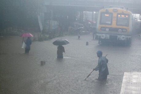 मुंबई में भारी बारिश से जीवन अस्त-व्यस्त हो गया है (AP Photo/ Rafiq Maqbool)