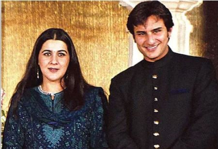  अमृता सिंह और सैफ अली खान: बॉलीवुड के मशहूर एक्टर सैफ अली खान (Saif Ali Khan) ने 1991 में अमृता सिंह (Amrita Singh) से शादी की थी. शादी के 13 साल बाद, कपल ने तलाक लेने का फैसला किया था. एक्टर ने खुद एक इंटरव्यू में गुजारे-भत्ते के तौर पर एक मोटी रकम देने की बात कही थी. उन्होंने कहा था, 'मैं अमृता को 5 करोड़ रुपये देने वाला हूं, जिसमें से मैं पहले ही उन्हे्ं लगभग 2.5 करोड़ रुपये दे चुका हूं. साथ ही, मैं अपने बेटे को 18 साल के होने तक हर महीने 1 लाख रुपये देता रहूंगा. (फाइल फोटो)