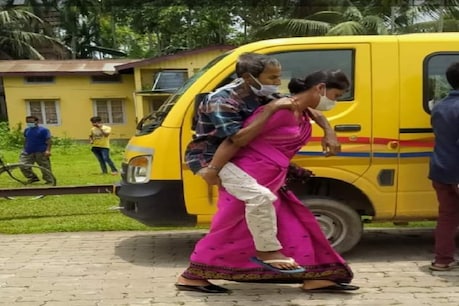 गांव में बहू और ससुर अकेले रहते हैं.