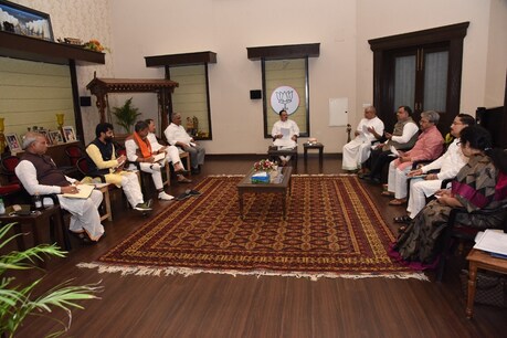 भाजपा महासचिवों के साथ पार्टी के राष्ट्रीय अध्यक्ष जे.पी. नड्डा.