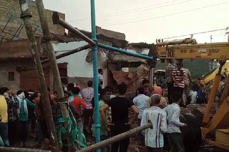 मौके पर राहत और बचाव कार्य चल रहा है. मलबे में दबे मजदूरों की तलाश की जा रही है.