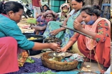 बिरसा मुंडा की पड़पोती जिस कॉलेज में पढ़ती है उसी के सामने वाली सड़क पर वो अन्य महिलाओं के साथ सब्जी बेचती है