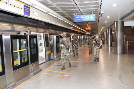 चांदनी चौक स्टेशन पर एक महिला गलती से दूसरे यात्री का रुपयों से भरा बैग लेकर चली गई.