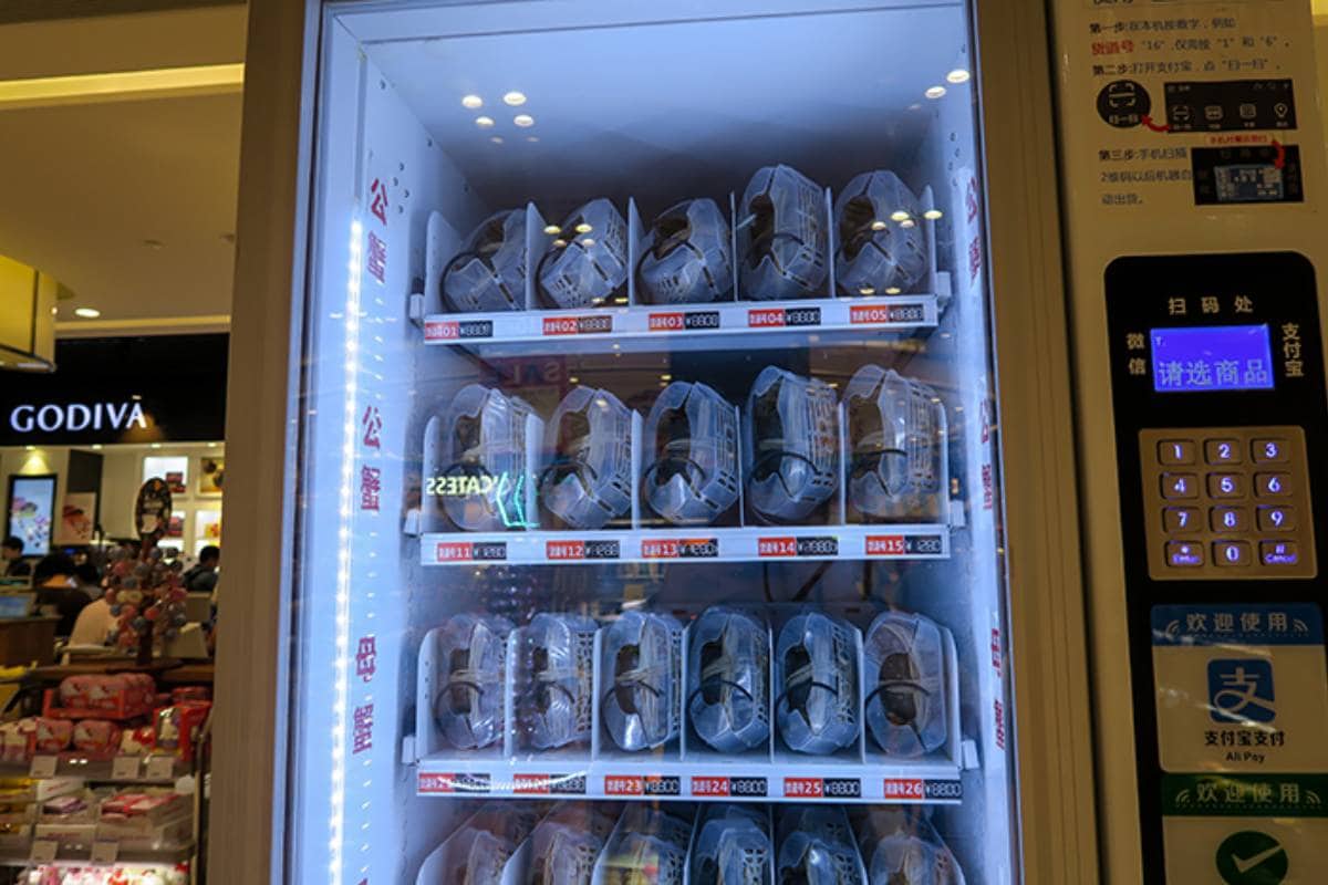 vending machines for live crab, crocodiles and sharks sold in malls, Crabs Vending Machine, Bizarre things around the World