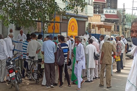 कैंटीन में लगी भीड़