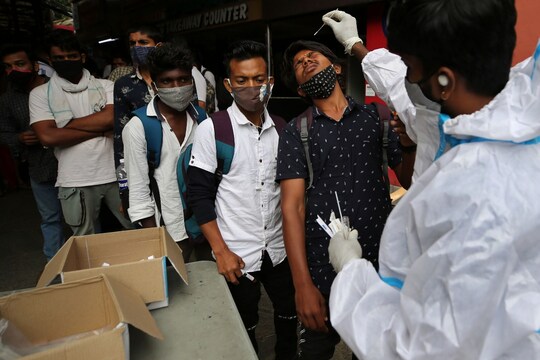 देशभर में डेल्टा प्लस वेरिएंट के मामले सामने बढ़ रहे हैं. (प्रतीकात्मक तस्वीर: AP)