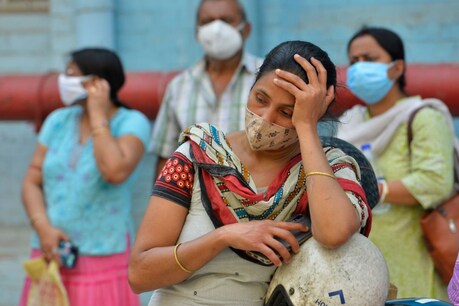 सर्वे में 42 प्रतिशत ने कहा कि उनकी आय पिछले साल के बराबर बनी हुई है. (प्रतीकात्मक तस्वीर: Shutterstock)