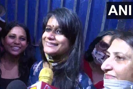 तिहाड़ जेल से रिहाई के बाद नताशा नरवाल और देवांगना कलिता. (तस्वीर-ANI)