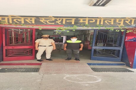 मंगोलपुरी थाने में तैनात महिला कांस्टेबल ने कुख्यात बदमाश को पकड़ने में फिर सफलता हासिल की है.