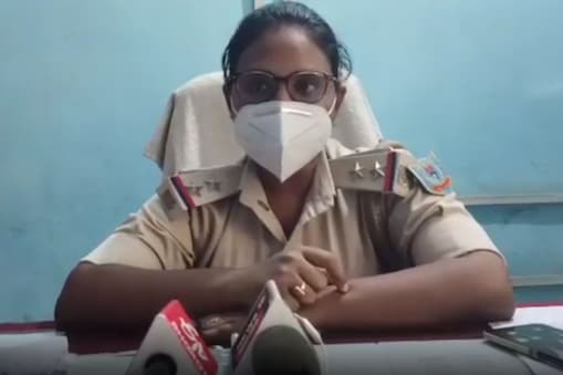 महिला थाना प्रभारी ने कहा पति-पत्नी का विवाद है और पीड़िता को न्यायालय जाना चाहिए. महिला थाना प्रभारी ने कहा पति-पत्नी का विवाद है और पीड़िता को न्यायालय जाना चाहिए.