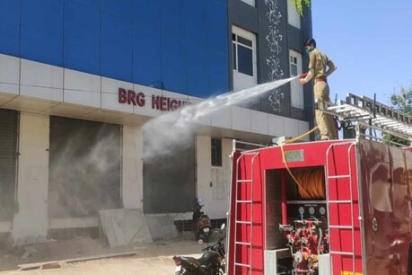 निगम के अग्निशमन वाहनों से सेनेटाइजेशन का काम अब केवल कंटेनमेंट जोन में ही किया जायेगा. 