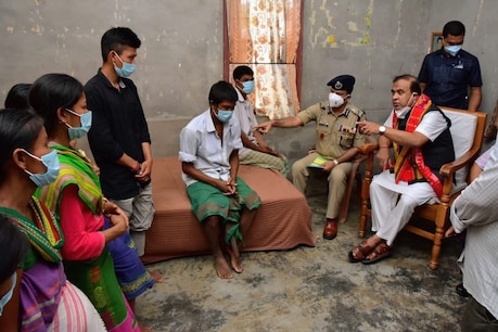 फांसी पर लटकी पायी गईं दो बहनों के परिवार से मिलते असम के मुख्यमंत्री हिमंत विश्व सरमा. (ANI/13 June, 2021)