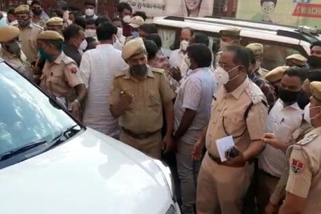 जयपुर ग्रेटर के नगर आयुक्त ने पार्षदों पर मारपीट करने का आरोप लगाते हुए एफआईआर कराने का निर्णय लिया है.