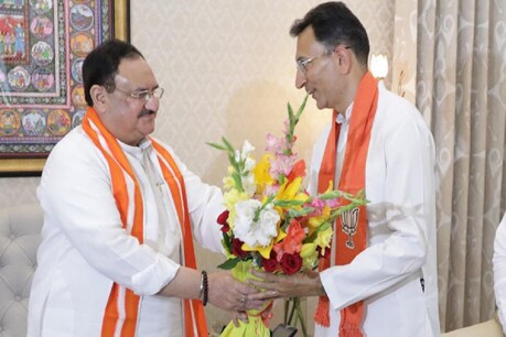 भाजपा में शामिल होने के बाद पार्टी के राष्ट्रीय अध्यक्ष जे.पी. नड्डा से मिलते जितिन प्रसाद.